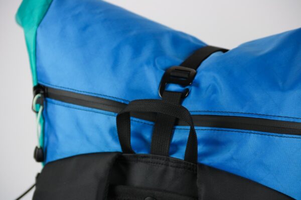 Loop 20L Ultralight Backpack EPX200 Bright Blue - rear zipper detail